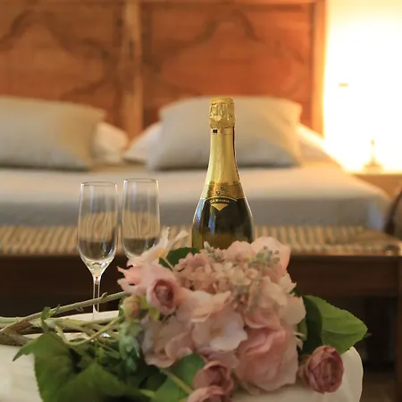 Dimora Storica La Corte Delle 4 Stagioni Bed and Breakfast 4*