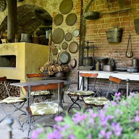 Dimora Storica La Corte Delle 4 Stagioni Bed & Breakfast 4*